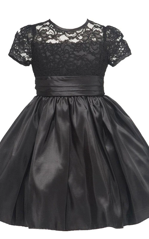 Robe courte à manches courtes et corsage en dentelle