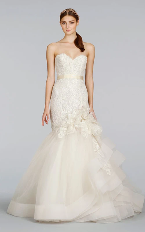 Robe en tulle à corsage en dentelle unique, ornée d'un ruban et d'un corsage floral.