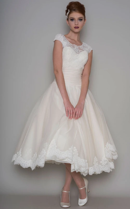 Robe de mariée en tulle mi-longue, coupe trapèze, col rond, manches courtes et application