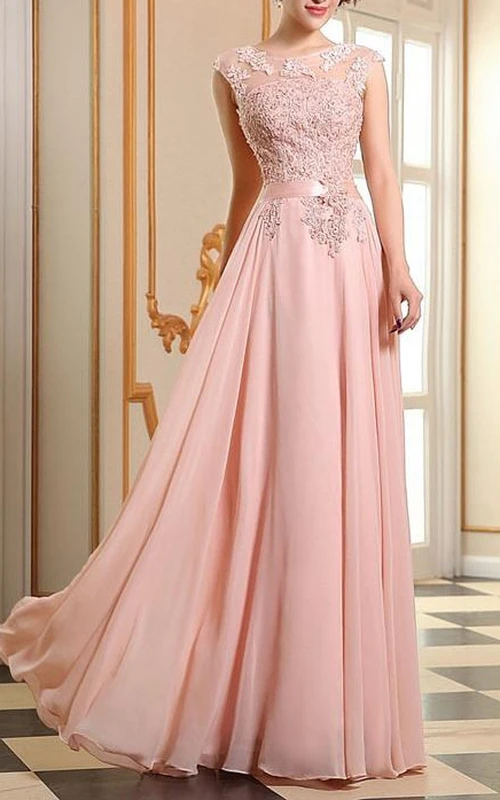 Vestido largo de fiesta con cordones y llamativos apliques
