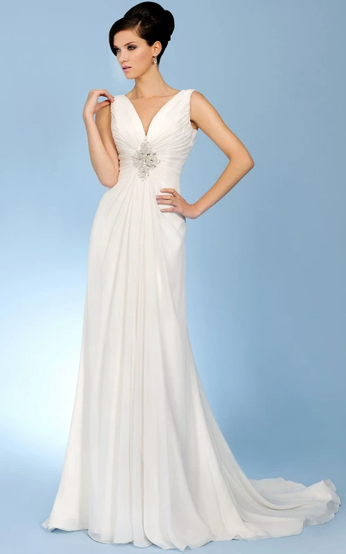 Vestido de novia largo de gasa fruncida con escote en V, cola de corte y espalda en V.
