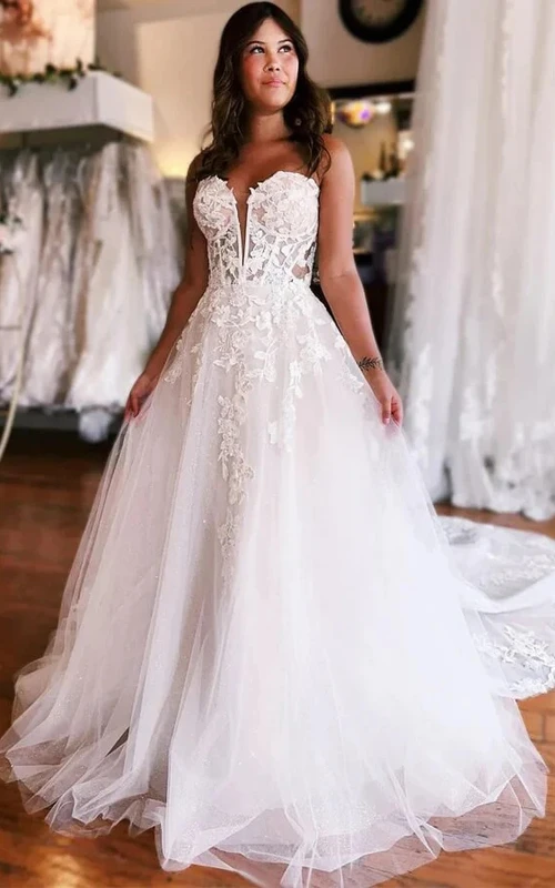 Vestido de novia de gala con escote corazón, tul, escote en A y encaje.