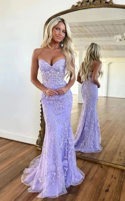 Vestido de fiesta ajustado y sexy color lila con apliques de encaje.