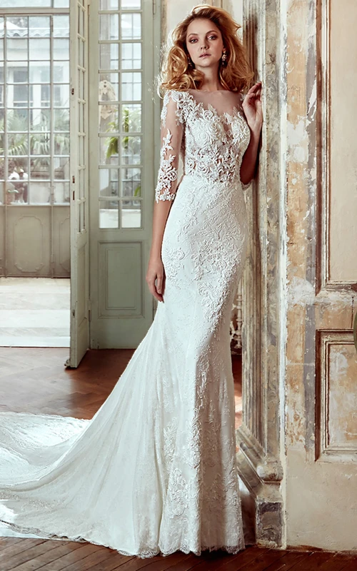 Vestido de novia de encaje de manga tres cuartos con cola de corte recto y corpiño con apliques sutiles.