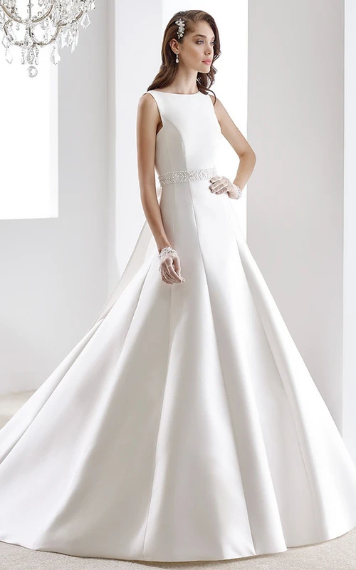Robe de mariée en satin à col rond, ceinture perlée et dos à une bretelle