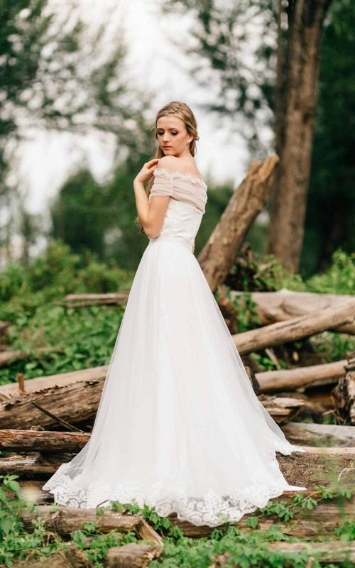 Robe trapèze en tulle à décolleté cœur et ornement en dentelle