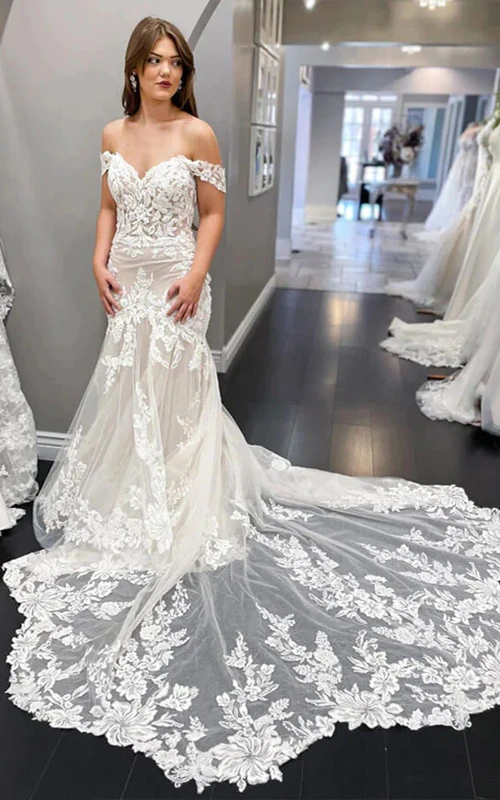 Elegante, schulterfreie Brautkleider im Meerjungfrauenstil aus Spitze und Tüll mit Schleppe