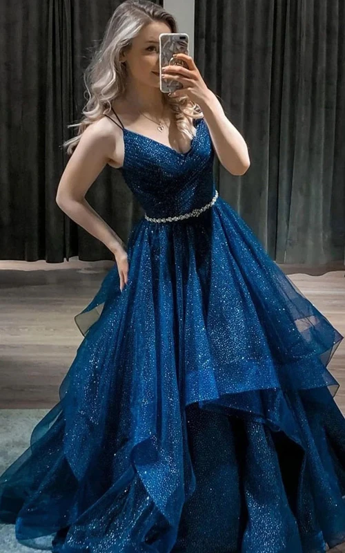 Vestido de fiesta de gala de tul con lentejuelas, corte en A y tirantes cruzados, con cintura adornada con cuentas.