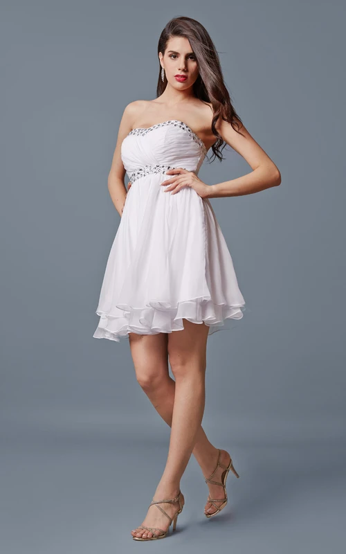 Robe courte en mousseline à décolleté cœur, ornée de superpositions et de sequins, à couper le souffle.