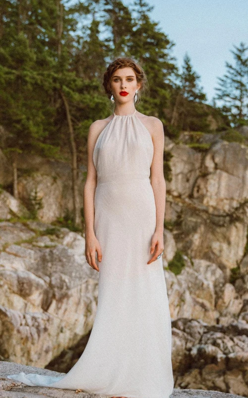 Vestido de novia largo de gasa sin mangas, con escote halter y espalda descubierta.