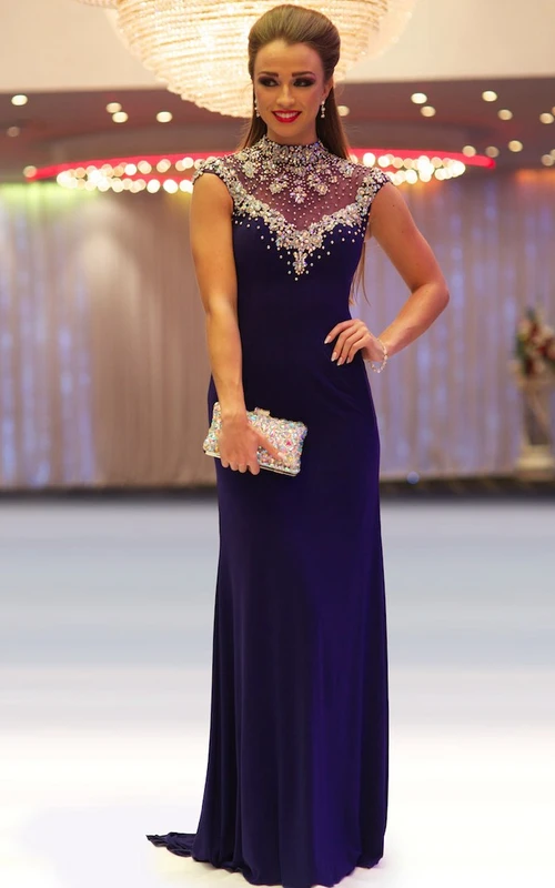 Vestido de fiesta largo de jersey con cuello alto, mangas cortas y detalles de cuentas, corte tubo.
