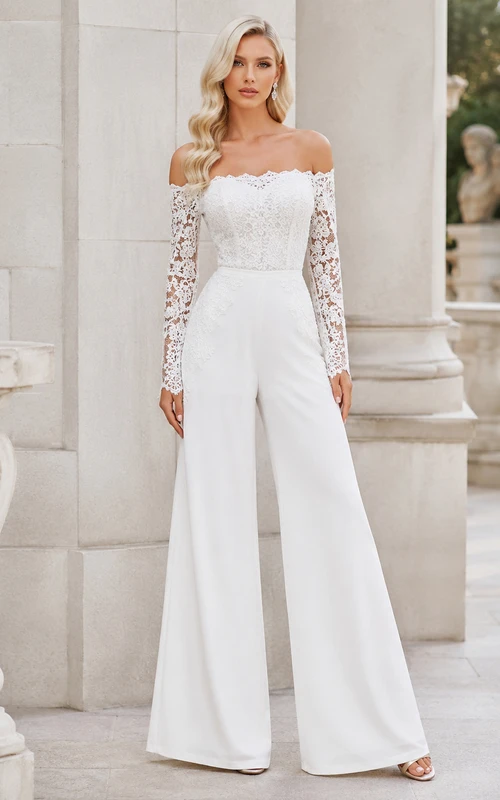 Eleganter, weißer Jumpsuit mit schulterfreiem, transparentem Spitzeneinsatz, langen Ärmeln und weitem Bein.