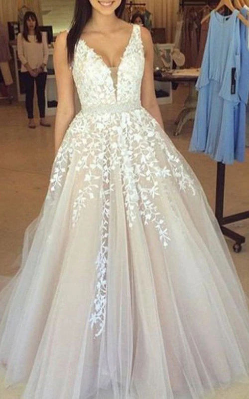 Vestido de gala de corte A, encaje y tul, escote en V, sin mangas, con cremallera y espalda baja en V.