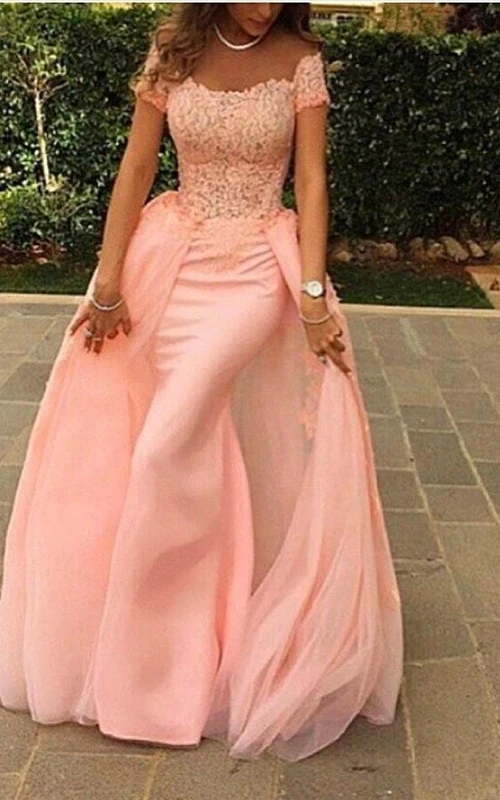Vestido de noche moderno de tul estilo sirena con hombros descubiertos y encaje hasta el suelo