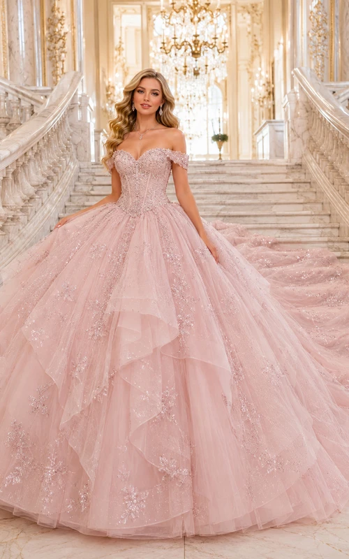 Vestido de quinceañera de princesa con cola catedral, escote palabra de honor y hombros descubiertos.