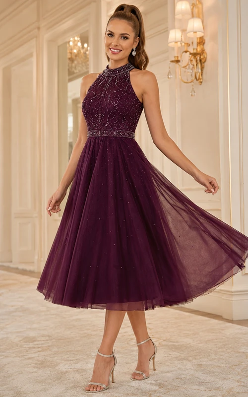 Vestido de invitada de corte A largo hasta la rodilla con tul, escote halter y cuentas color ciruela