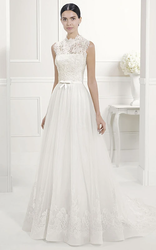 Robe de mariée en tulle plissé, coupe trapèze, col montant en dentelle, ornée d'un nœud.