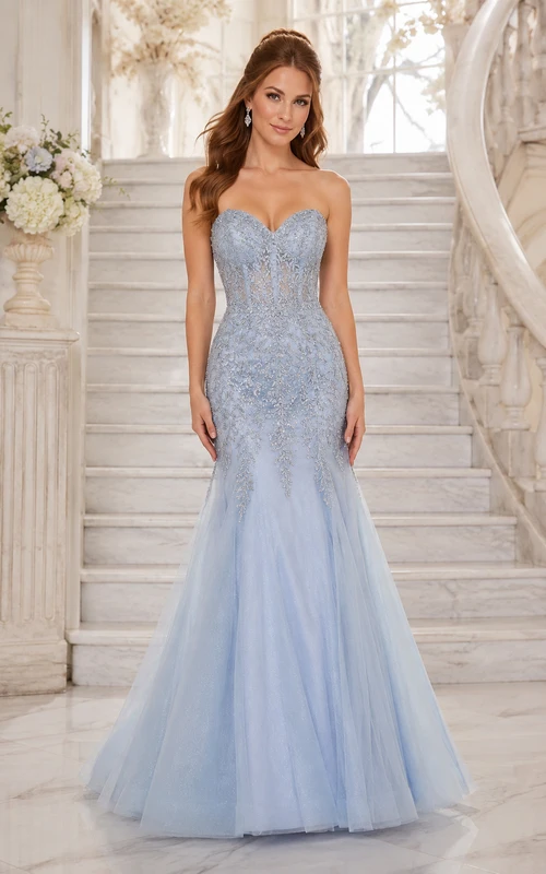 Himmelblaues, trägerloses Meerjungfrauen-Abendkleid aus Tüll mit Spitzenapplikationen am Oberteil