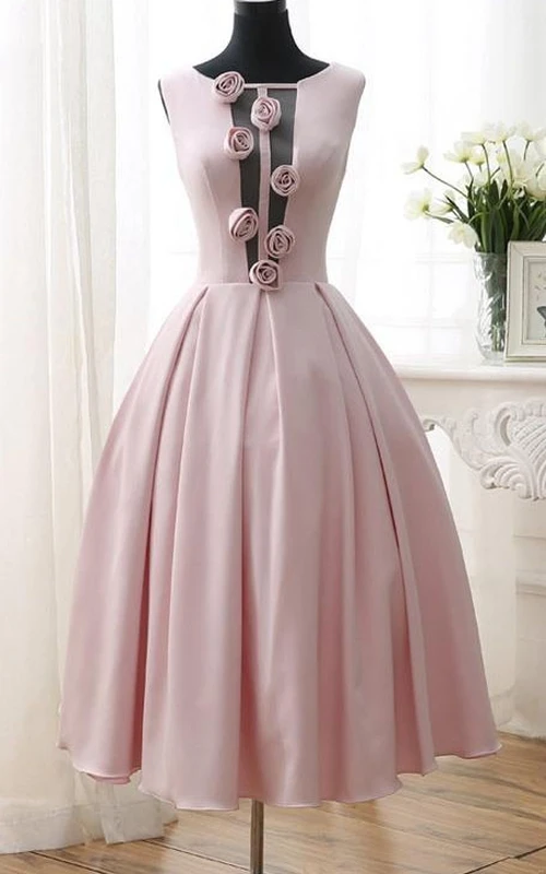 Vestido de fiesta de corte A con estampado floral y espalda descubierta hasta la rodilla.