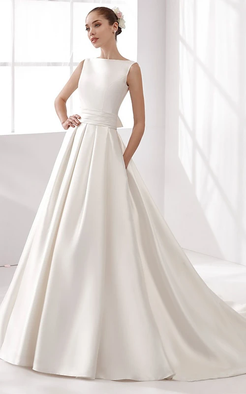 Vestido de novia de satén con mangas cortas, corte en A, cintura ajustada y espalda descubierta.