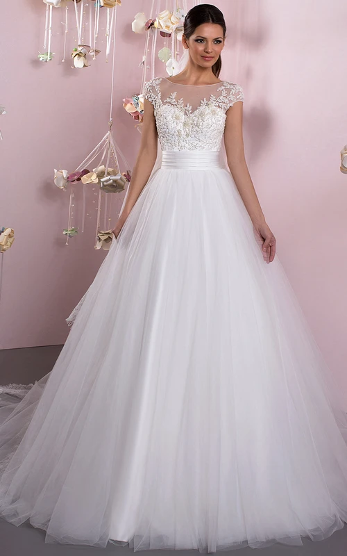 Vestidos de novia de tul con mangas cortas, apliques y escote redondo, estilo princesa.