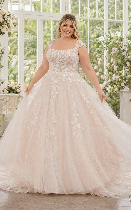 Robe de mariée grande taille en dentelle et tulle, col carré, manches courtes et traîne chapelle