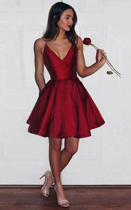 Kurzes, ärmelloses, romantisches und bezauberndes A-Linien-Kleid aus Satin mit Falten für den Abschlussball