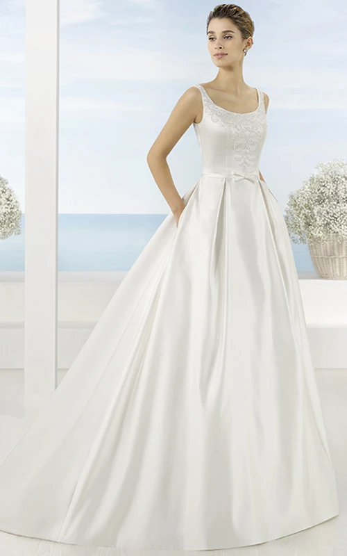 Vestido de novia largo de satén con cuentas, corte cuadrado, cola y espalda en V.