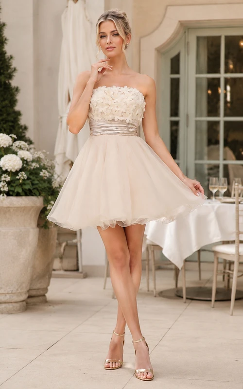 Vestido corto de tul color marfil sin tirantes con escote corazón para recepción nupcial