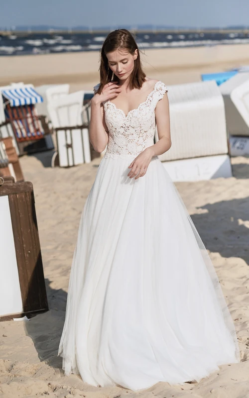 Elegantes bodenlanges Ballkleid aus Spitze und Tüll für die Hochzeit