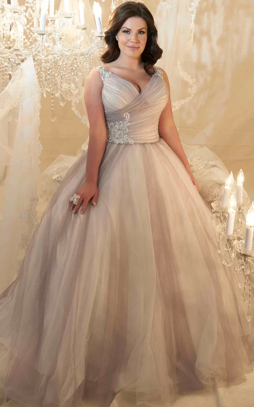 Robe de bal princesse grande taille, col en V, sans manches, en tulle orné de perles, avec bretelles croisées et lacets.