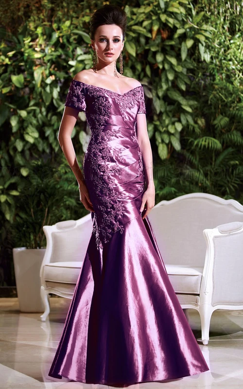 Vestido de sirena de manga corta con escote en V y apliques para la madre de la novia.
