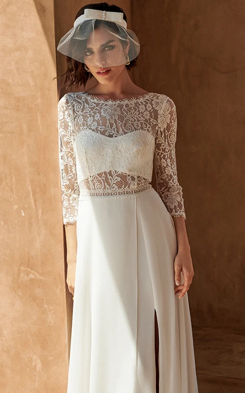 Vestido de novia moderno de gasa, corte en A, largo hasta el suelo, mangas tres cuartos y abertura frontal.
