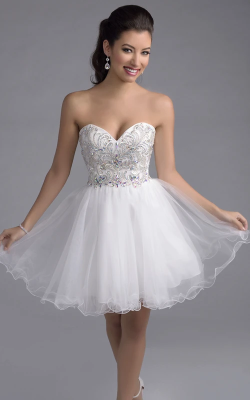 Minivestido de fiesta de tul con escote corazón y corte en A, adornado con pedrería.