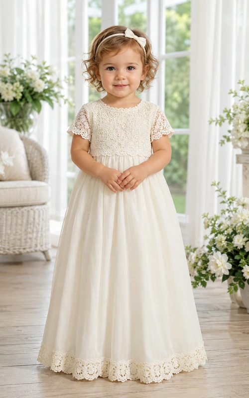 Elegante vestido de satén de corte A con mangas cortas y encaje de ganchillo para bautizo de bebé. Romántico y adorable con detalles de joyas.