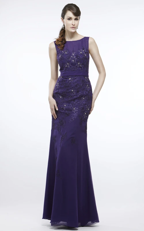 Robe de bal fourreau sans manches en mousseline de soie, longue jusqu'au sol, ornée d'appliqués et de perles, à encolure ronde.