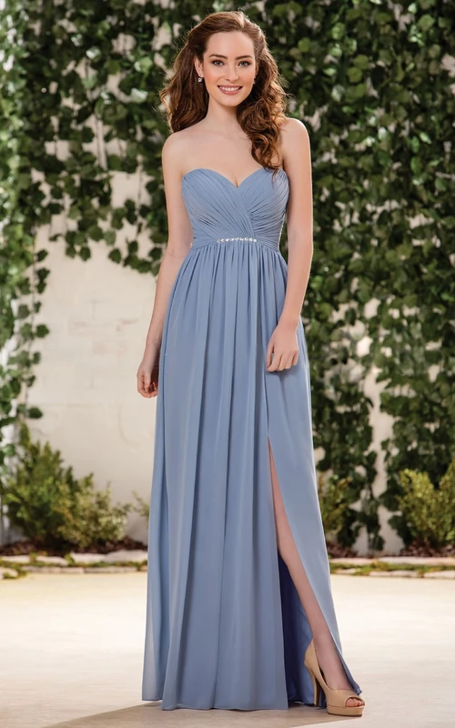 Vestido de dama de honor de gasa con escote corazón, corte en A, abertura frontal y cristales.