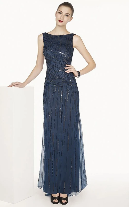 Robe de bal longue en tulle style bateau, ornée de sequins et d'un dos nu drapé.