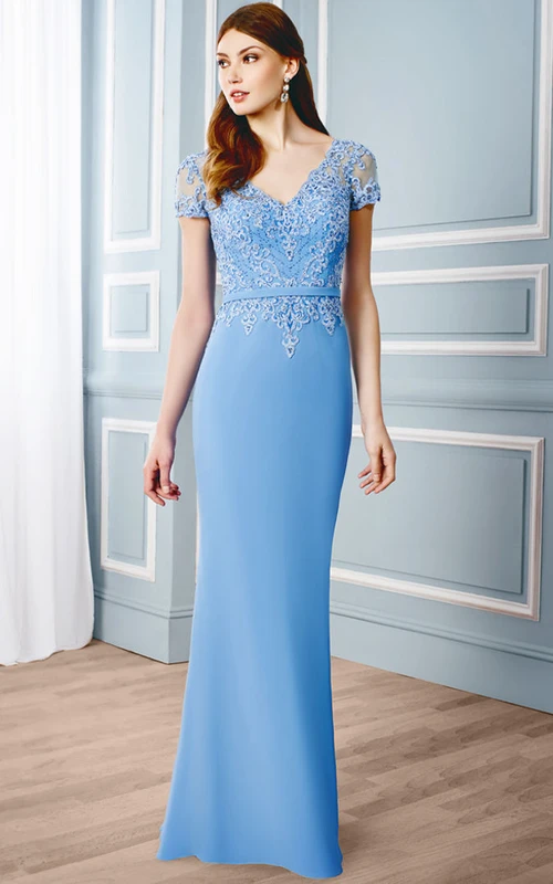 Robe de soirée fourreau en mousseline à col en V et manches courtes ornées d'appliqués