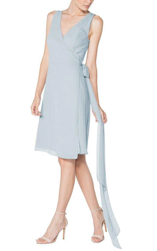 Ärmelloses, kurzes Chiffonkleid mit V-Ausschnitt und Schärpe