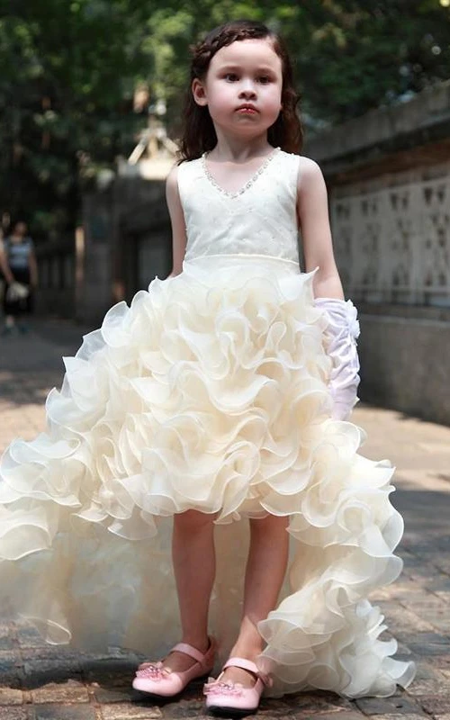 Vestido de organza asimétrico con escote en V y volantes para niña de las flores.