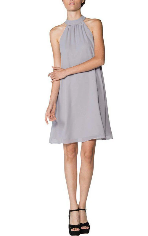 Vestido corto de gasa de corte A con cuello alto