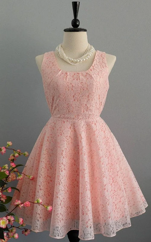Vestido corto de encaje con corte en A y lazo