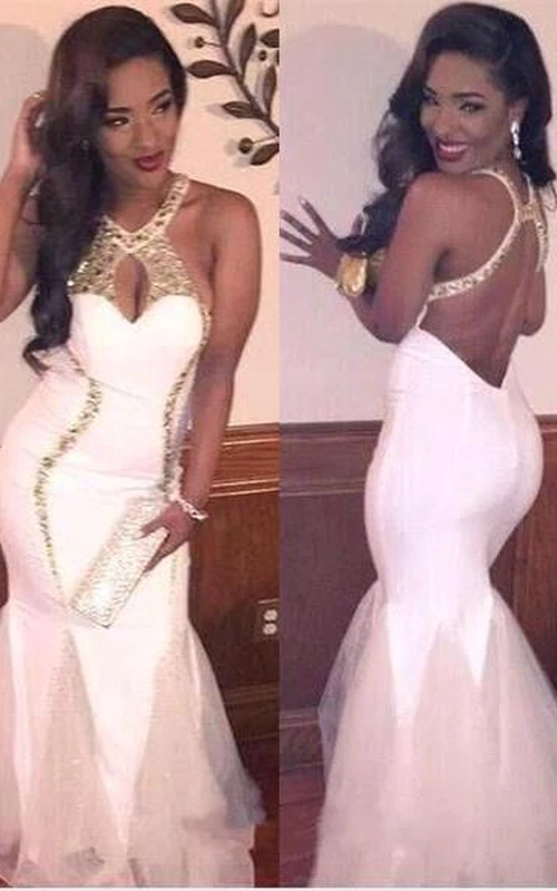 Vestido de fiesta blanco sin mangas con escote halter y detalles dorados de sirena.