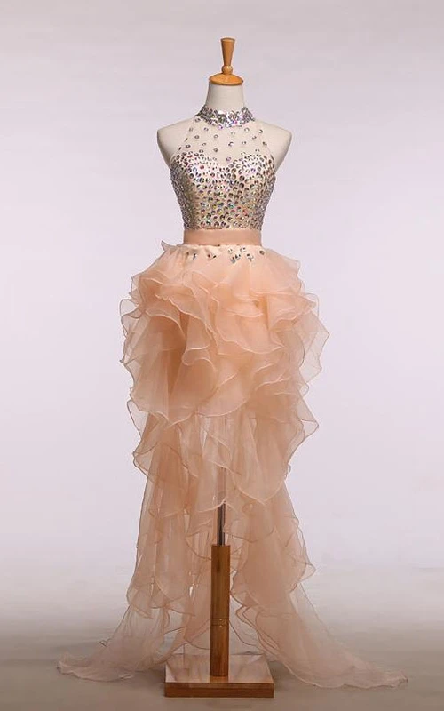 Ärmelloses, hochgeschlossenes Kleid mit Perlenbesatz, Rüschen und asymmetrischem Saum in A-Linie