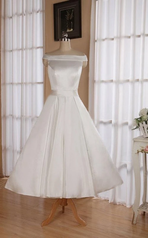 Vestido de novia corto de satén sin mangas hasta la rodilla con fajín y escote de hombros descubiertos.