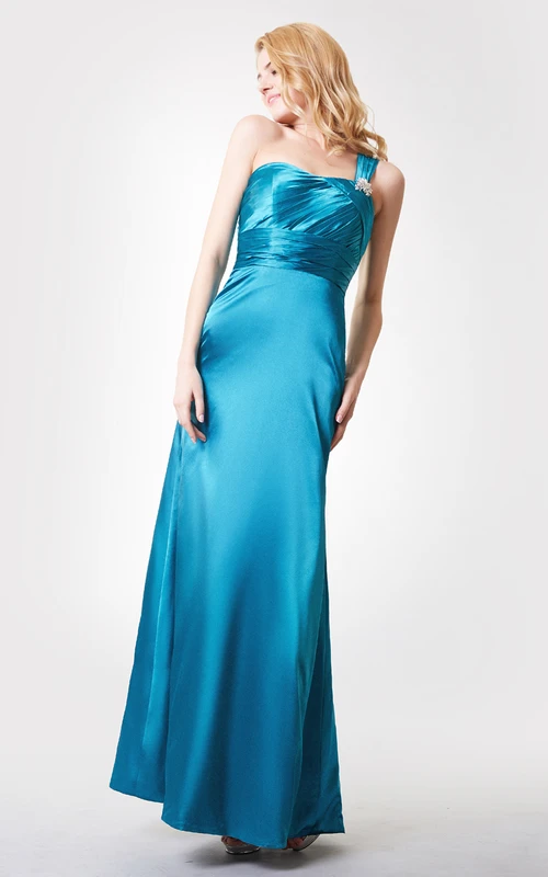 Vestido largo de gasa fruncido sin mangas con broche de cristal y volantes.