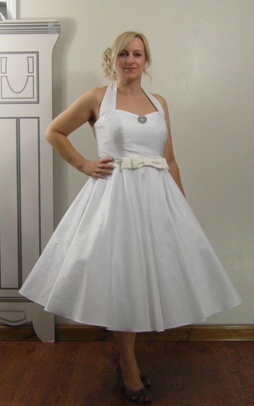 Vestido de tafetán de corte A sin mangas hasta la rodilla con fajín de lazo de satén.