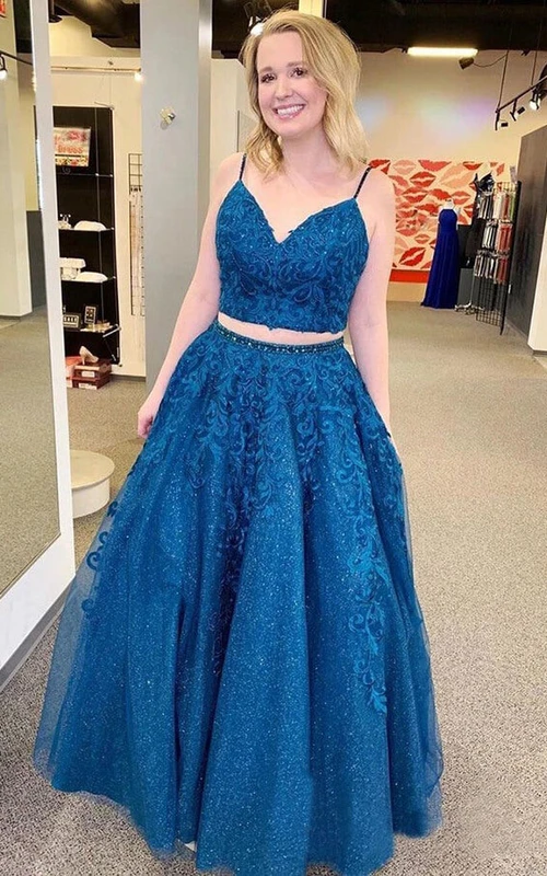 Moderno vestido de noche de dos piezas de encaje con tirantes finos, largo hasta el suelo y sin espalda, con apliques.