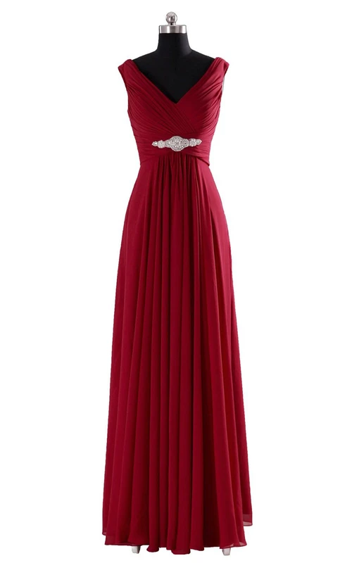 Robe longue plissée à col en V avec fronces et perles